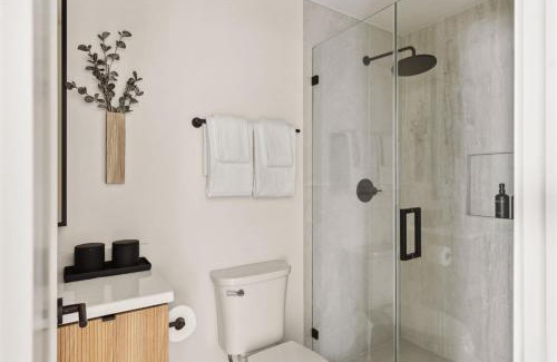 El Porto Apartment | Tide House - Unit D - Modern Oceanview 1BD w Parking