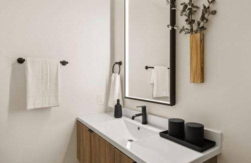 El Porto Apartment | Tide House - Unit D - Modern Oceanview 1BD w Parking