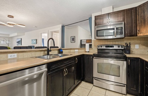 East Kootenay Apartment | Tide's Edge | Outdoor Pool & Hot Tub | Lake Views