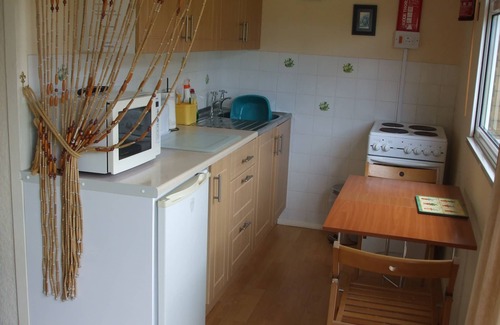 Padstow Ski Chalet | TIDE'S REACH, family friendly with garden views in St Merryn