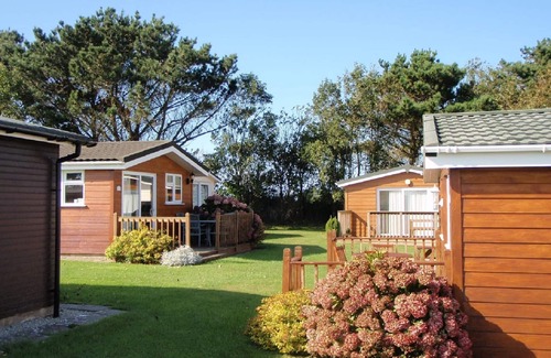 Padstow Ski Chalet | TIDE'S REACH, family friendly with garden views in St Merryn