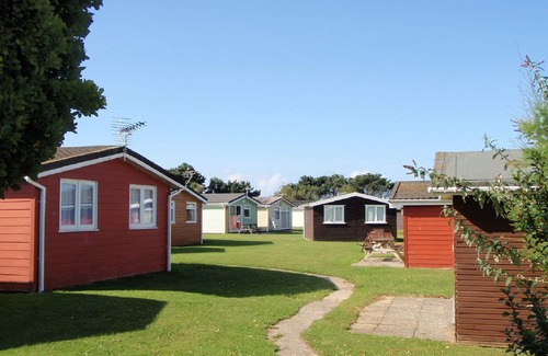 Padstow Ski Chalet | TIDE'S REACH, family friendly with garden views in St Merryn
