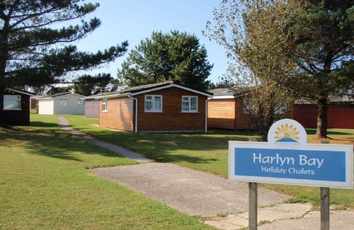 Padstow Ski Chalet | TIDE'S REACH, family friendly with garden views in St Merryn