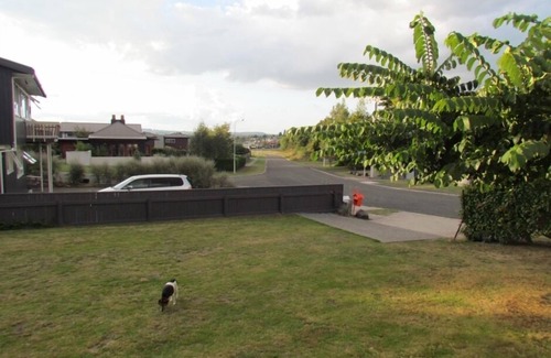 Two Mile Bay Cottage | Tidy close to lake self contained sleepout