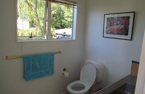 Two Mile Bay Cottage | Tidy close to lake self contained sleepout