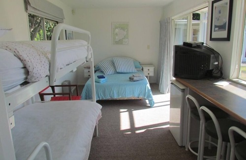 Two Mile Bay Cottage | Tidy close to lake self contained sleepout
