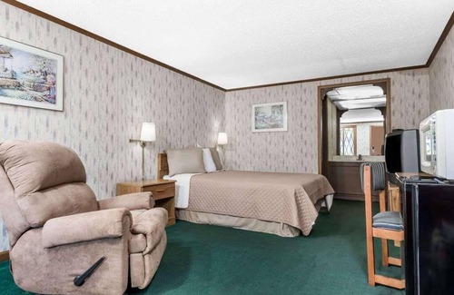 Summitt Hotel | Tidy Unit, Outdoor Pool, Free Parking, WiFi, Pets Allowed