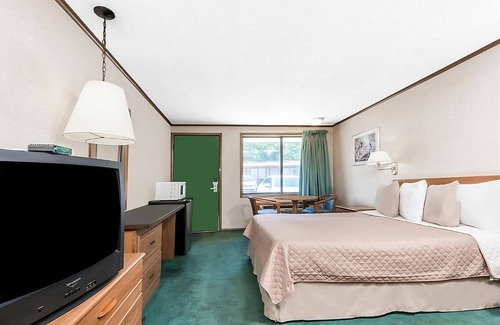 Summitt Hotel | Tidy Unit, Outdoor Pool, Free Parking, WiFi, Pets Allowed
