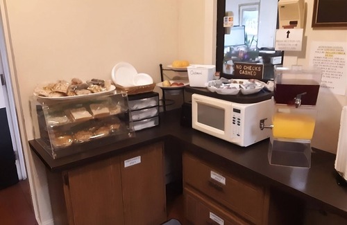 Summitt Hotel | Tidy Unit, Outdoor Pool, Free Parking, WiFi, Pets Allowed