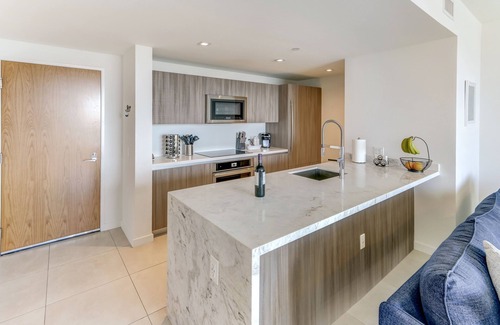 Central Beach Condo | Tiffany Emerald: Rooftop Pool, Gym, & Walk to Beach