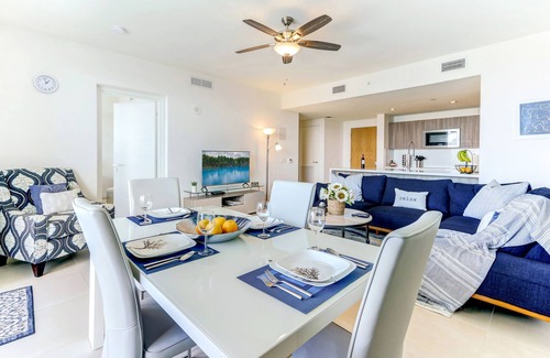 Central Beach Condo | Tiffany Emerald: Rooftop Pool, Gym, & Walk to Beach