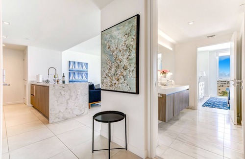Central Beach Condo | Tiffany Emerald: Rooftop Pool, Gym, & Walk to Beach