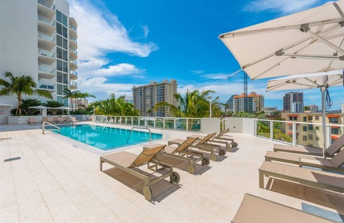Central Beach Condo | Tiffany Emerald: Rooftop Pool, Gym, & Walk to Beach