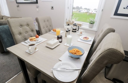 Chipping Norton Cottage | TIGGYWINKLES, pet friendly, with a garden in Chipping Norton