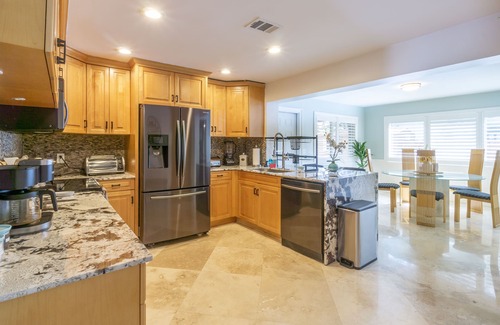 Fort Lauderdale House | Tiki Hut | BBQ | Turfed, private yard & Updated Home