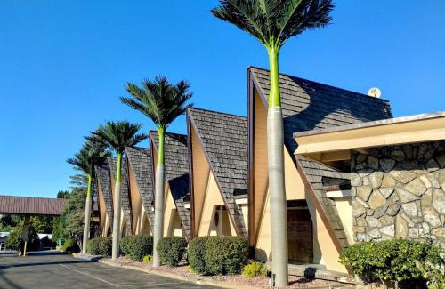 Lake George Resort | Tiki Resort - Lake George