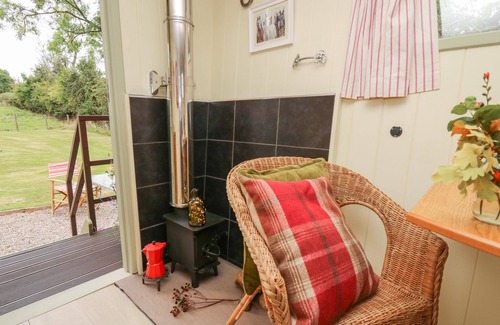 Llanfihangel Tal-y-llyn Cottage | TILLY GYPSY-STYLE CARAVAN HUT, pet friendly in Llangorse