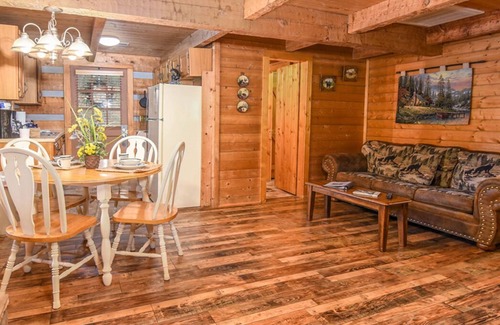 Gatlinburg - Pigeon Forge Cabin | TIME AWAY ~HOT TUB~ AIR HOCKEY 5 1/2 miles from the main strip, Pigeon Forge TN