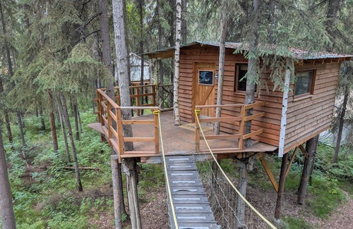 College Cabin | Time for adventure. Sleep in a treehouse. 5 minutes from the airport & downtown!