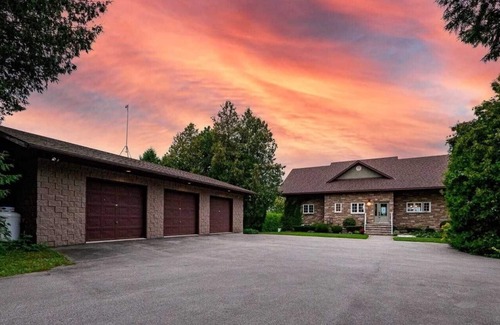 Wiarton Villa | Time to create memorable moments at Villa-Jasmine, book your dates right away!