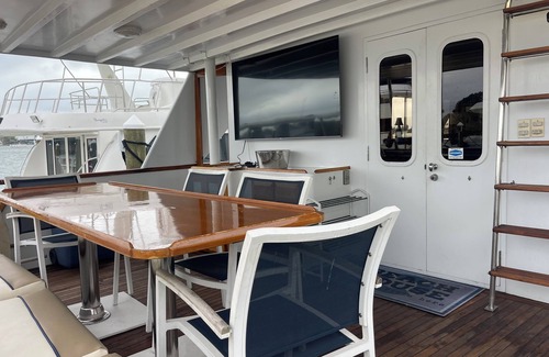 Madeira Beach Boat Rental | TIMEWARP 84 FOOT YACHT CLOSE TO THE BEACH CAN RELOCATE
