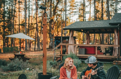 Grants Pass Cabin | Tiny Cabin in the Woods w/Hot Tub and Firepit