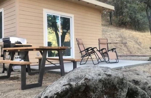 Squaw Valley House | Tiny Cottage for 2 near Kings Canyon National Park with EV Charging.