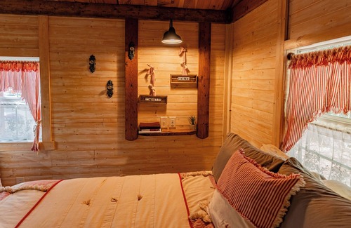 Granbury Cabin | Tiny Farmhouse on 4 Acres near Downtown Granbury