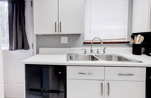 South Ogden Cottage | Tiny Home - Close to Weber State, Hill AFB, McKay Dee Hospital