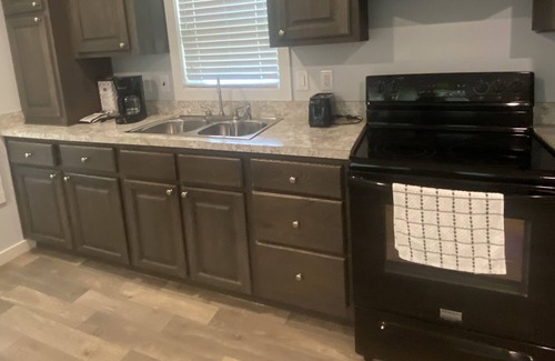 Cleveland House | Tiny home with amenities!