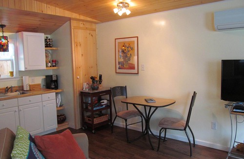 Fairview House | Tiny House, Comfy, dog friendly, 12 miles to Asheville. No cleaning or pet fees!