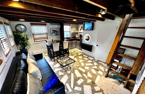 Cape Charles House | Tiny House Hideaway with King sized Bed