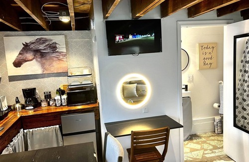 Cape Charles House | Tiny House Hideaway with King sized Bed