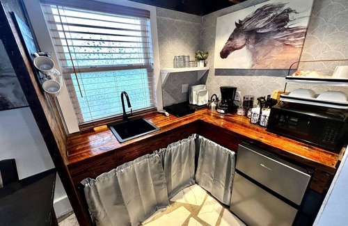 Cape Charles House | Tiny House Hideaway with King sized Bed