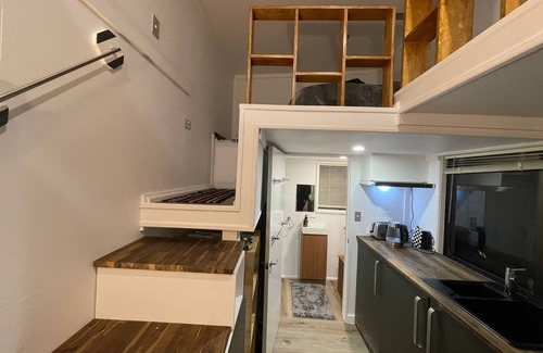 Hikumutu House | Tiny House In the Hills - 6 min from Town - Wi-Fi - Rural