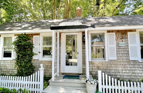 Yarmouth Port Cottage | 🔥Tiny House★ Walk to Village & Pond beach★ Firepit★ Gas Fireplace ★ Small Pet OK