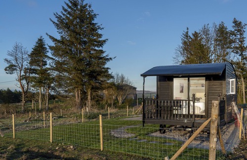 Glen Urquhart Cabin | +Tiny House with beautiful Mountain Views+