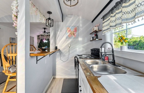 McMinnville House | Tiny House with lake view and large yard