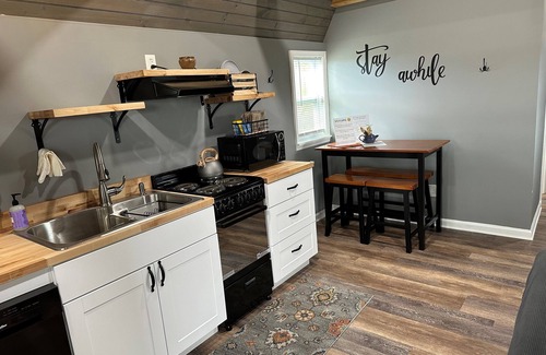 Abingdon Cottage | Tiny House with mountain view