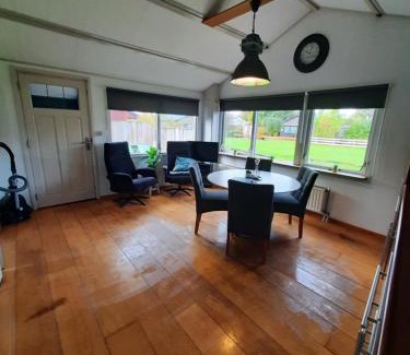 Dirkshorn House | Tinyhouse Dirkshorn Noord-Holland honden welkom omheinde tuin 10 km van strand