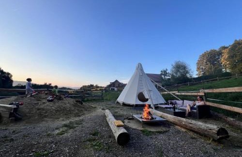 Hartl Ski Chalet | Tipi-Glamping am Gut Kunterbunt