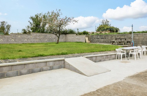 Edern Cottage | TIR BEDW, family friendly, character holiday cottage in Edern
