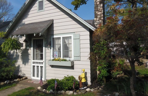 Ludington Cottage | To Ludington Cottages Parkview Cottages. Check our Fall Rates.