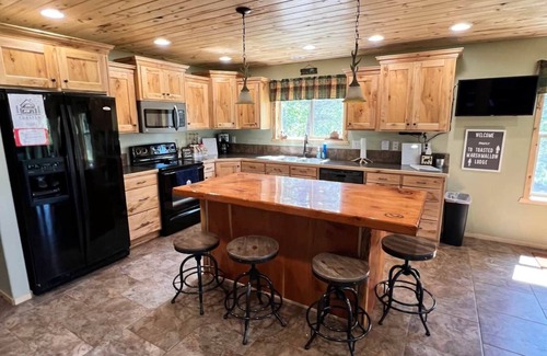 Island Park House | Toasted Marshmallow Lodge COZY CABIN Sleeps 12