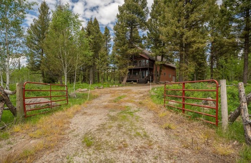 Island Park House | Toasted Marshmallow Lodge COZY CABIN Sleeps 12