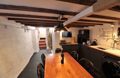 Looe Cottage | Tolva Cottage: 2-bedrooms, close to beach, harbour, town & quayside amenities.