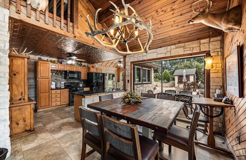 Tomball Cabin | Tomball 3-Acre Event Venue - Pool, Pond, HotTub