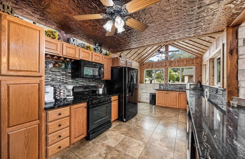 Tomball Cabin | Tomball 3-Acre Event Venue - Pool, Pond, HotTub