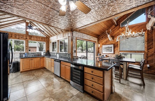 Tomball Cabin | Tomball 3-Acre Event Venue - Pool, Pond, HotTub