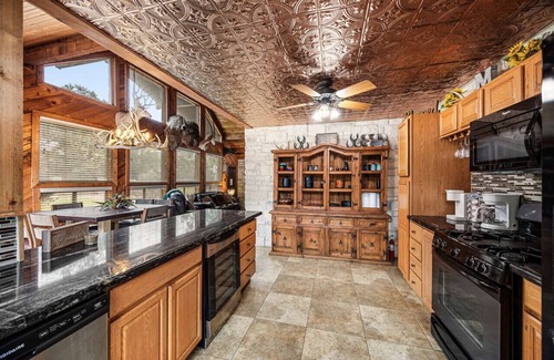 Tomball Cabin | Tomball 3-Acre Event Venue - Pool, Pond, HotTub